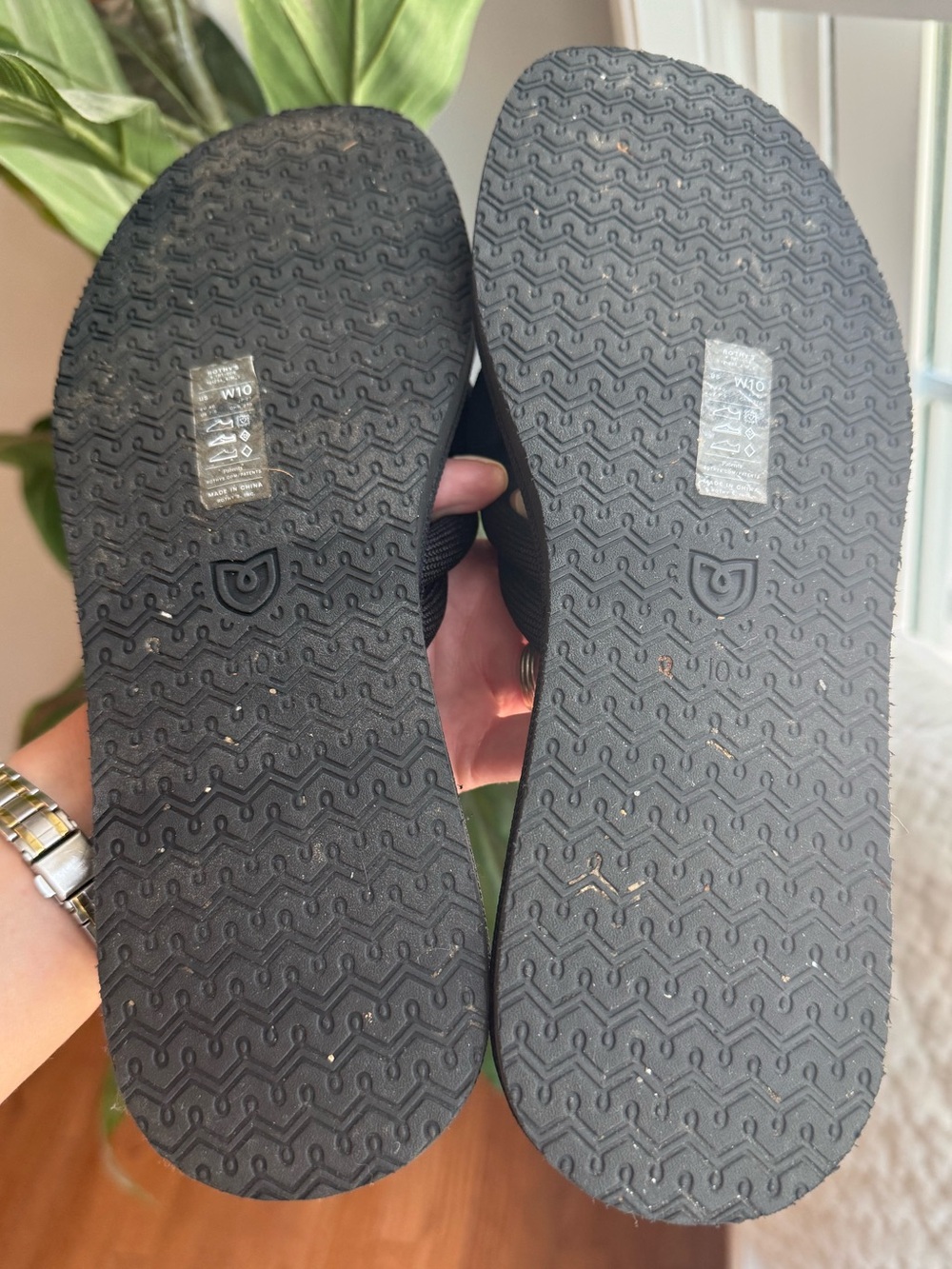 Like New Rothy's The Sumner Sandal Black Knot Slides, size 10 - Picture 4 of 5